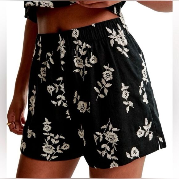 Abercrombie & Fitch Women's Size Large NWT Black White Embroidered Floral Short - Picture 1 of 13